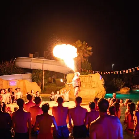 Kamp alanı Mobil-home Pour 6 Pers. - Api-1-52-2563
